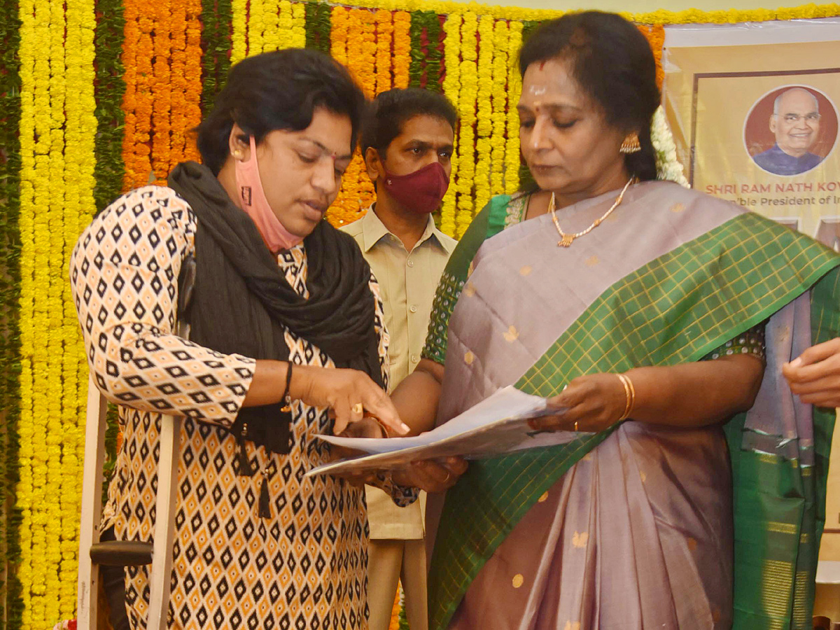 Mahila Darbar At Raj Bhavan PHoto Gallery - Sakshi10