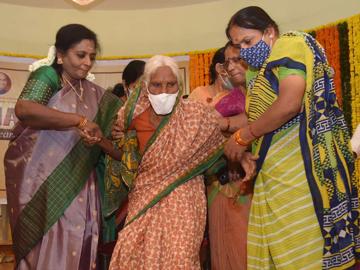 Mahila Darbar At Raj Bhavan PHoto Gallery - Sakshi7