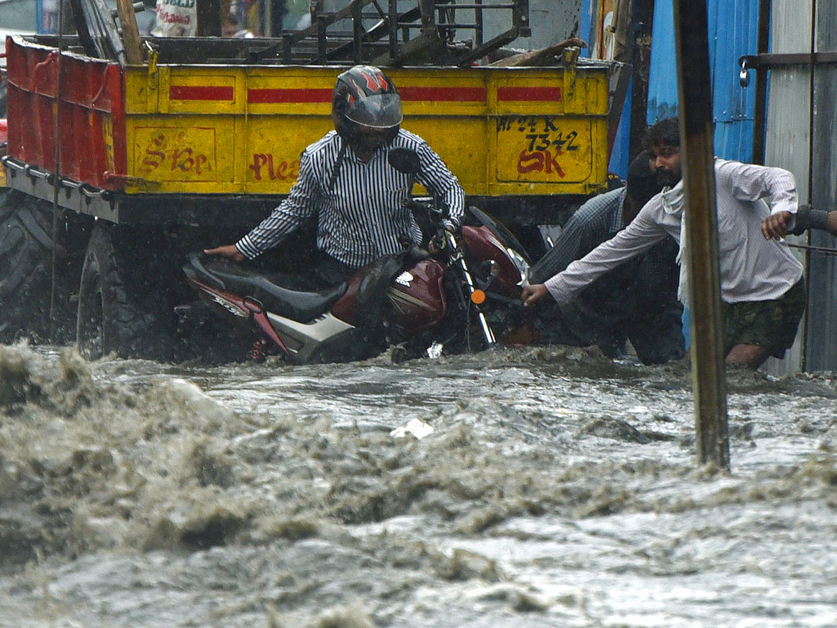 Heavy Rain in Hyderabad Photos - Sakshi4