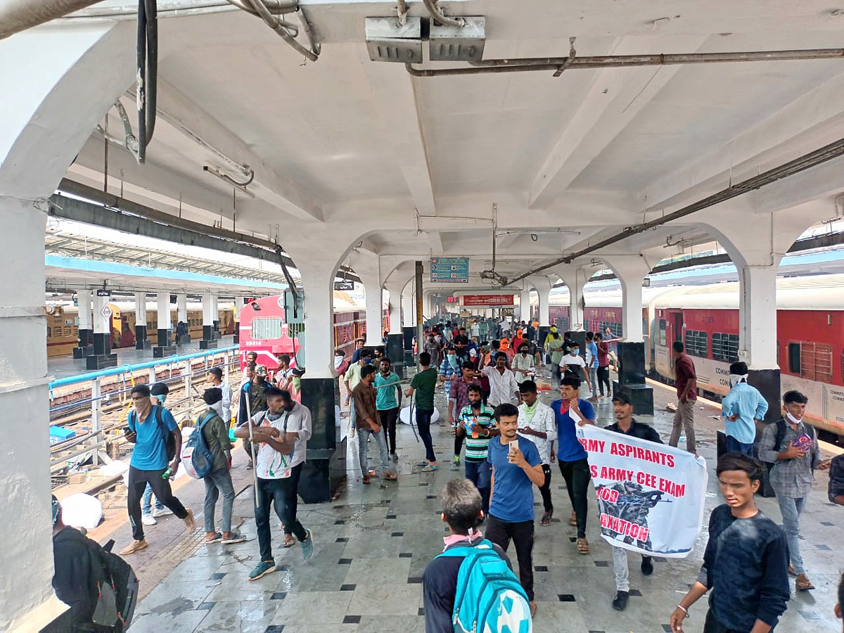 Students Protest At Secunderabad Station Photos - Sakshi7