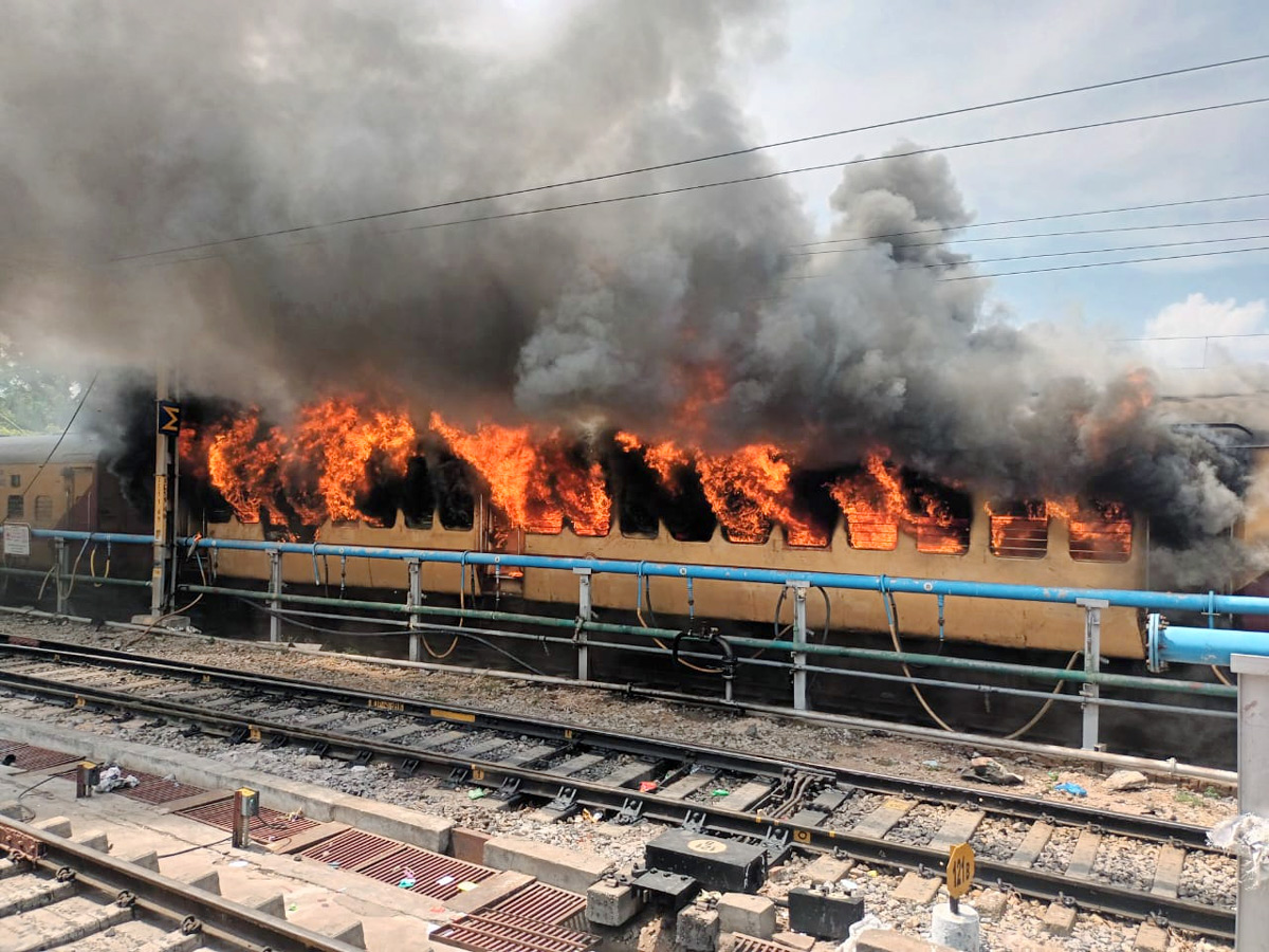 Students Protest At Secunderabad Station Photos - Sakshi6