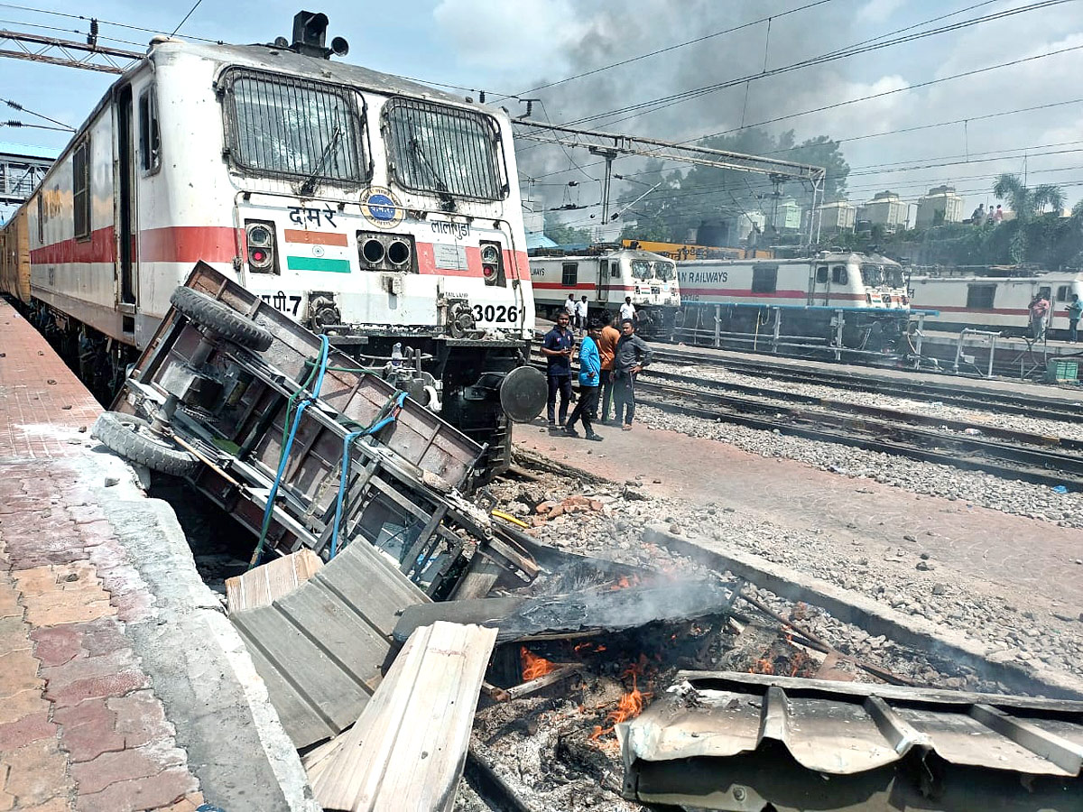 Students Protest At Secunderabad Station Photos - Sakshi3