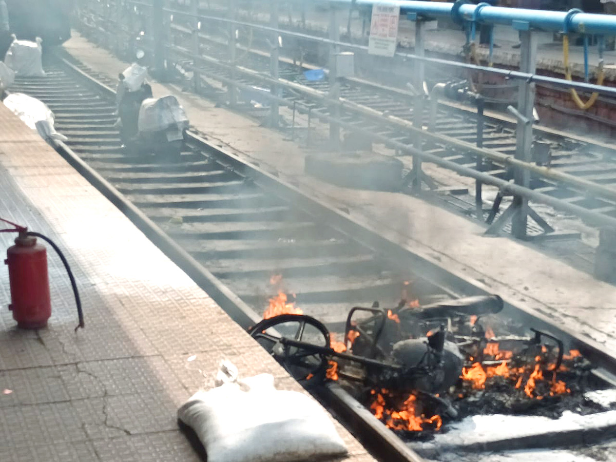 Students Protest At Secunderabad Station Photos - Sakshi15