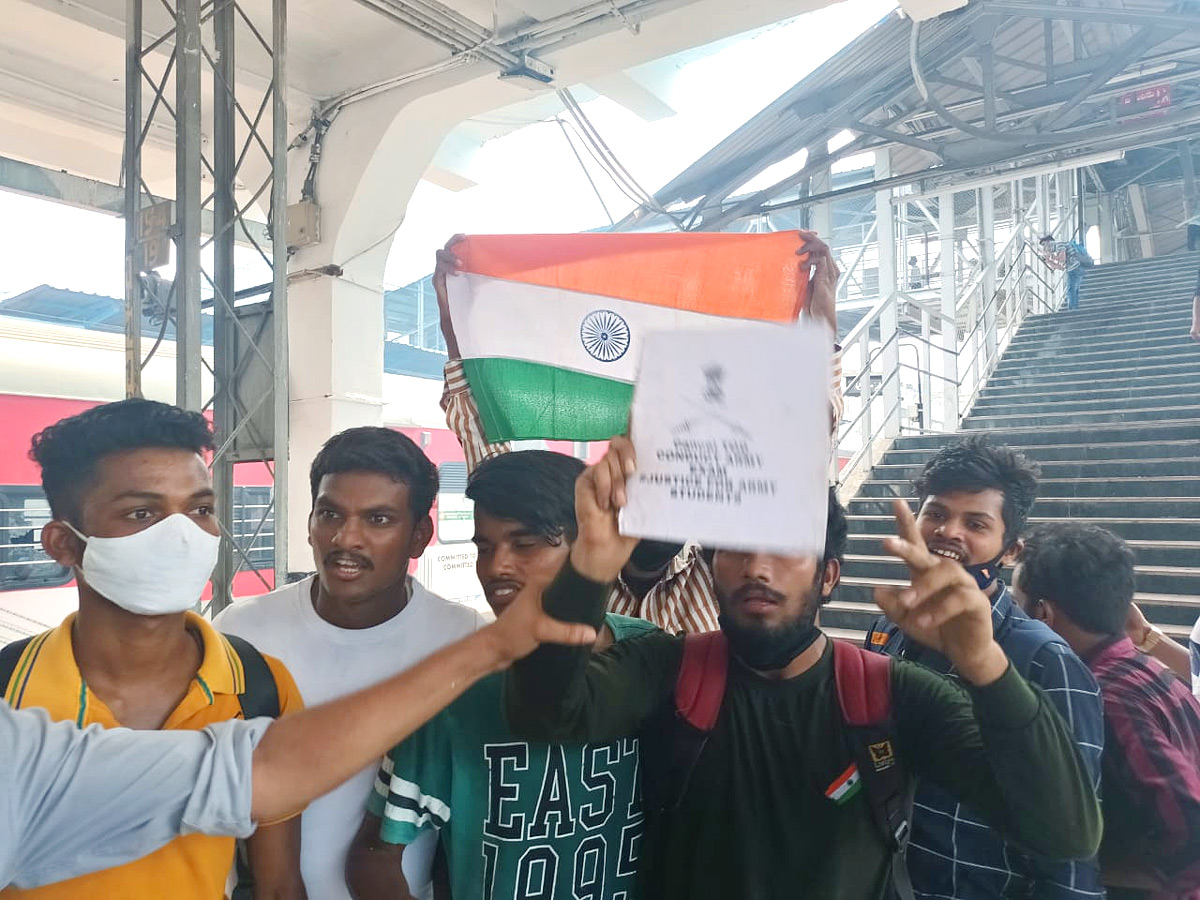 Students Protest At Secunderabad Station Photos - Sakshi9