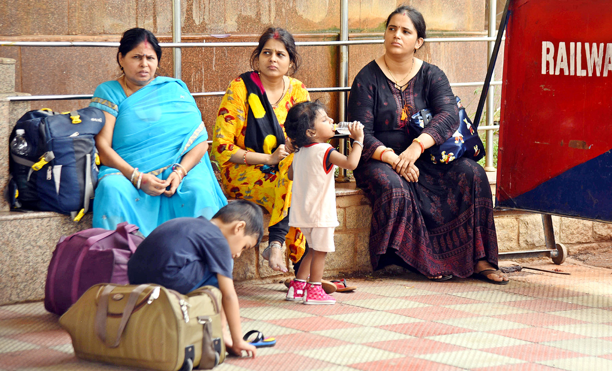 Agnipath Protests In Secunderabadrailwaystation - Sakshi7