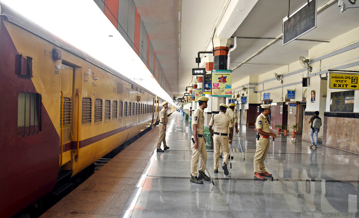 Agnipath Protests In Secunderabadrailwaystation - Sakshi8