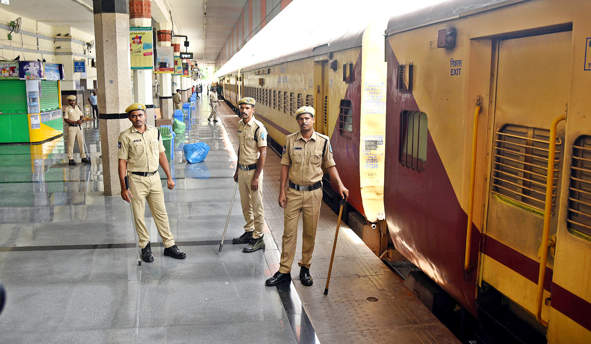 Agnipath Protests In Secunderabadrailwaystation - Sakshi2