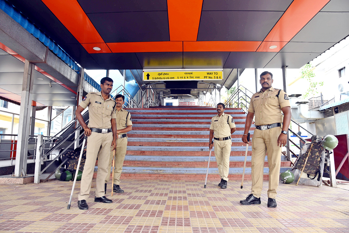 Agnipath Protests In Secunderabadrailwaystation - Sakshi3