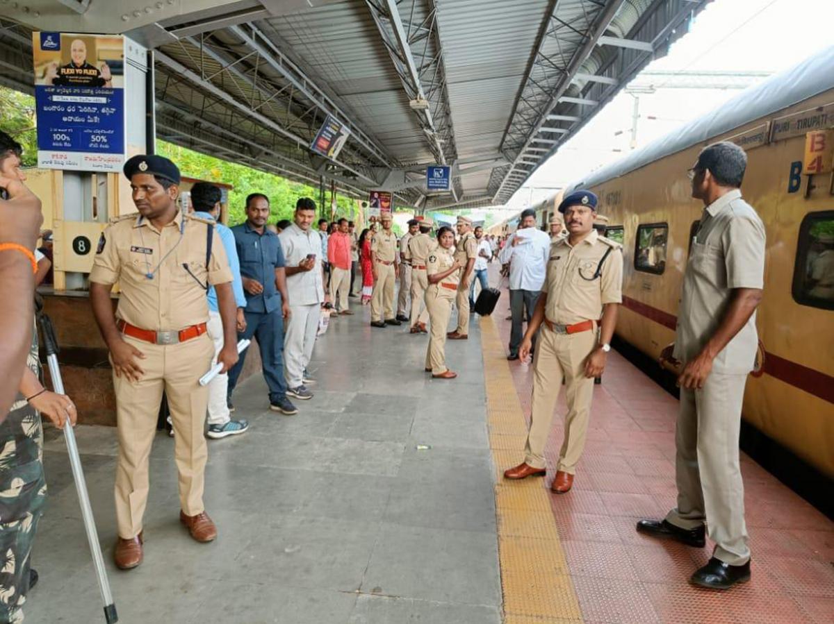 AP Cities on High Alert Security Beefed at Major Railway stations Photo Gallery - Sakshi18