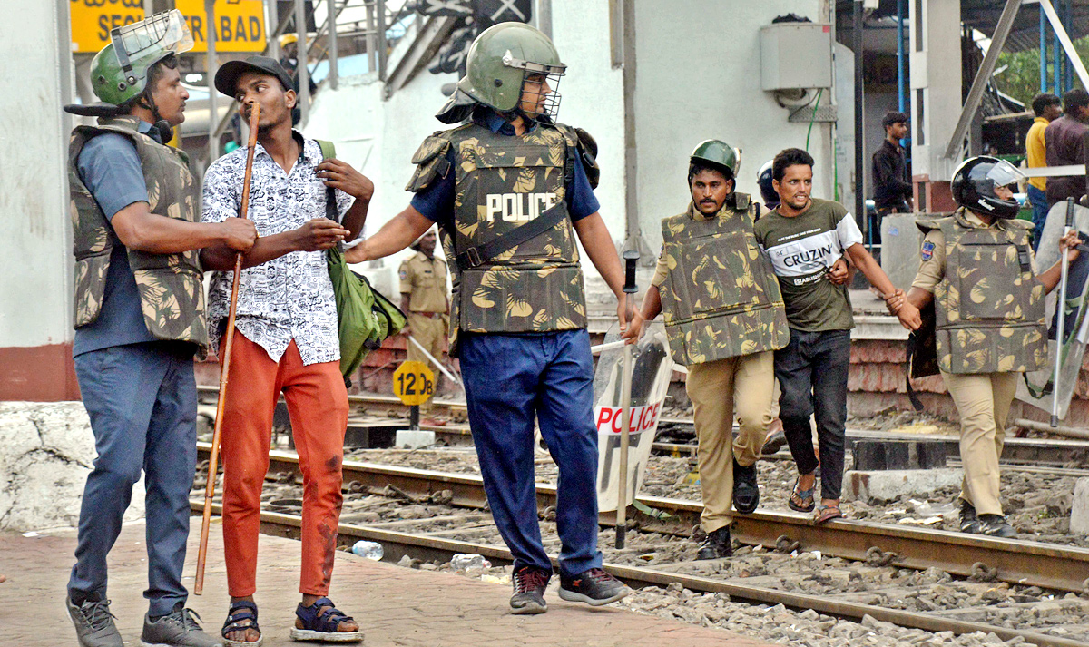 Agnipath Protests In Secunderabadrailwaystation - Sakshi20