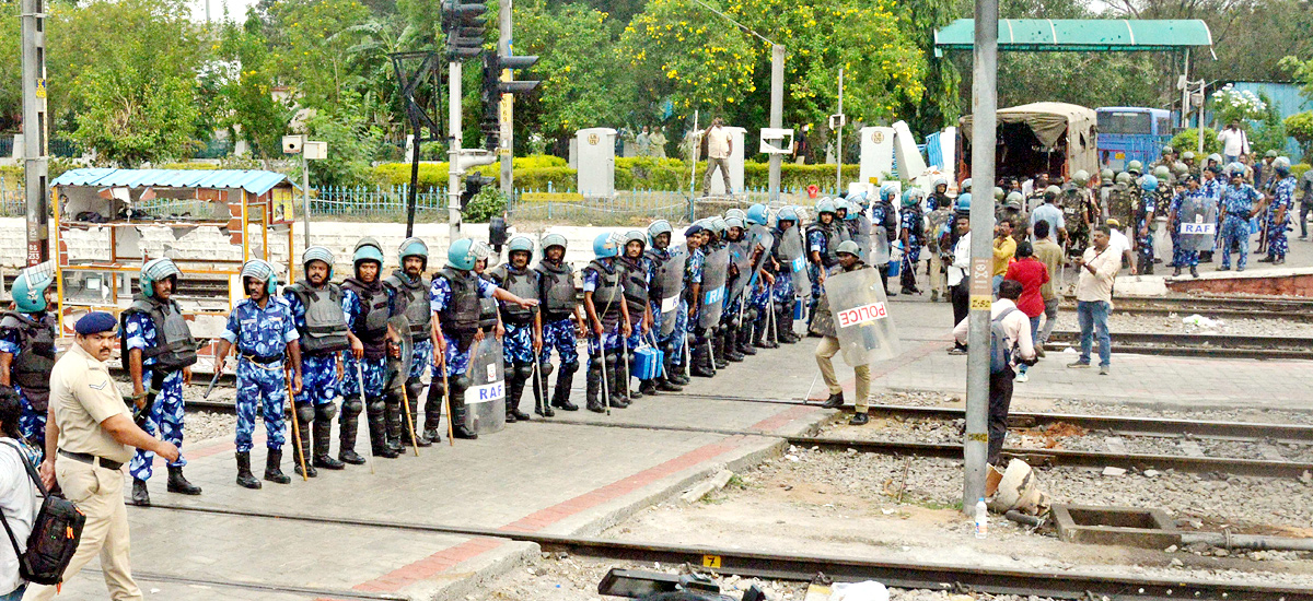 Agnipath Protests In Secunderabadrailwaystation - Sakshi21