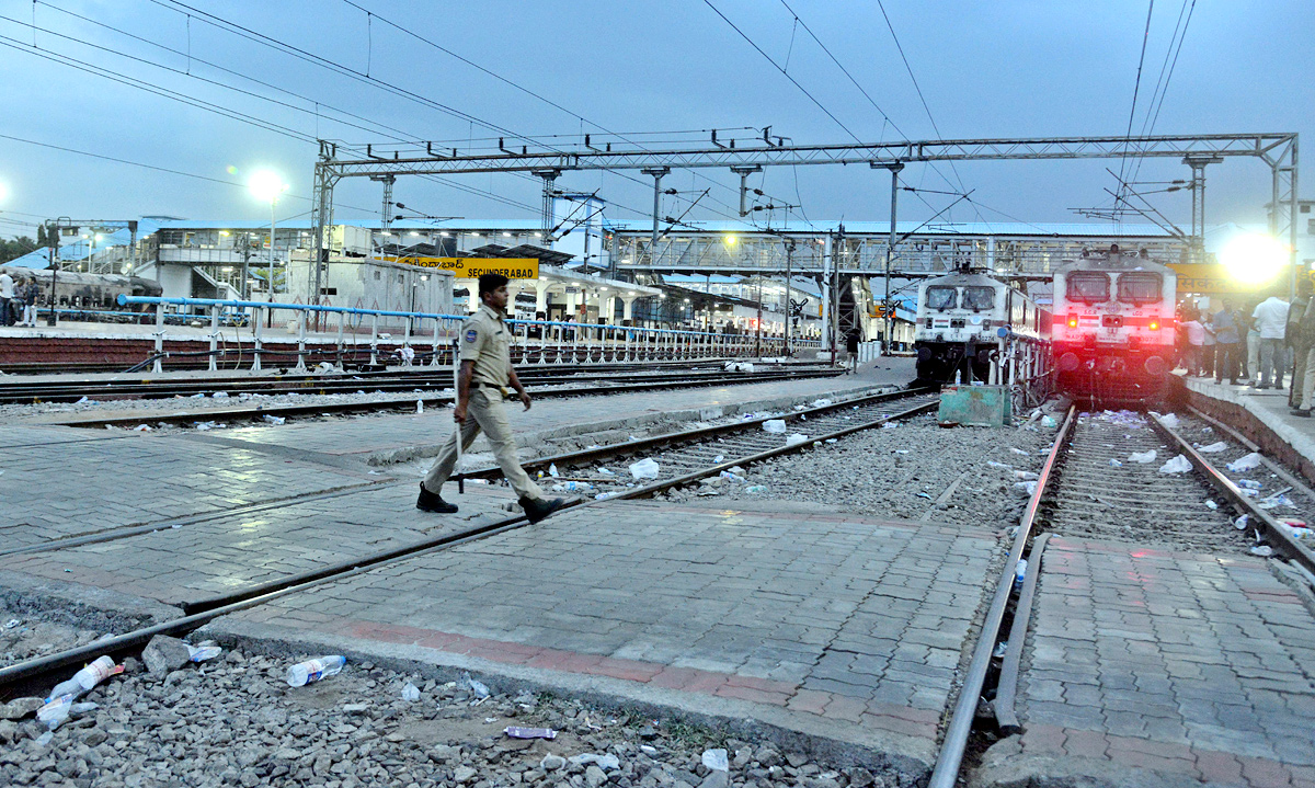 Agnipath Protests In Secunderabadrailwaystation - Sakshi24