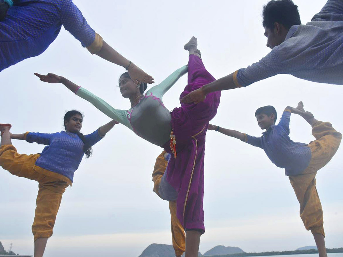 childrens performing yoga asanas at Vijayawada Photo Gallery - Sakshi10