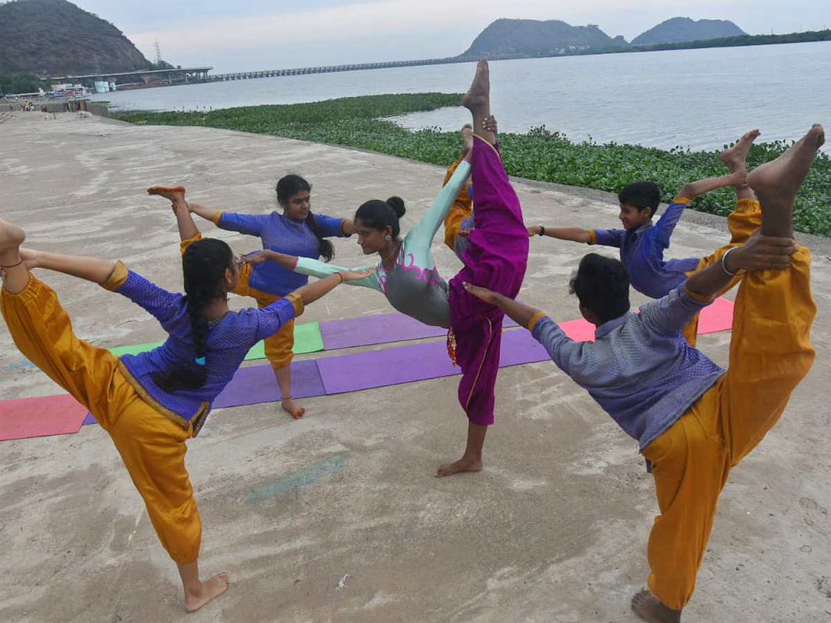 childrens performing yoga asanas at Vijayawada Photo Gallery - Sakshi11