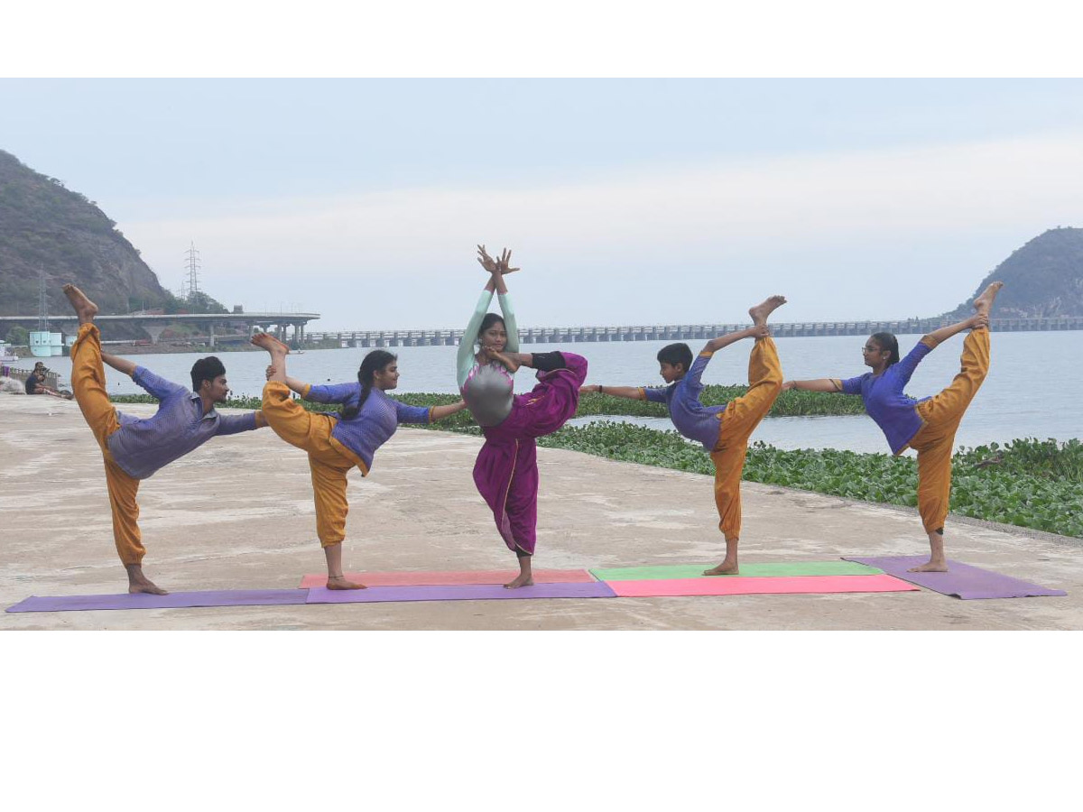 childrens performing yoga asanas at Vijayawada Photo Gallery - Sakshi2