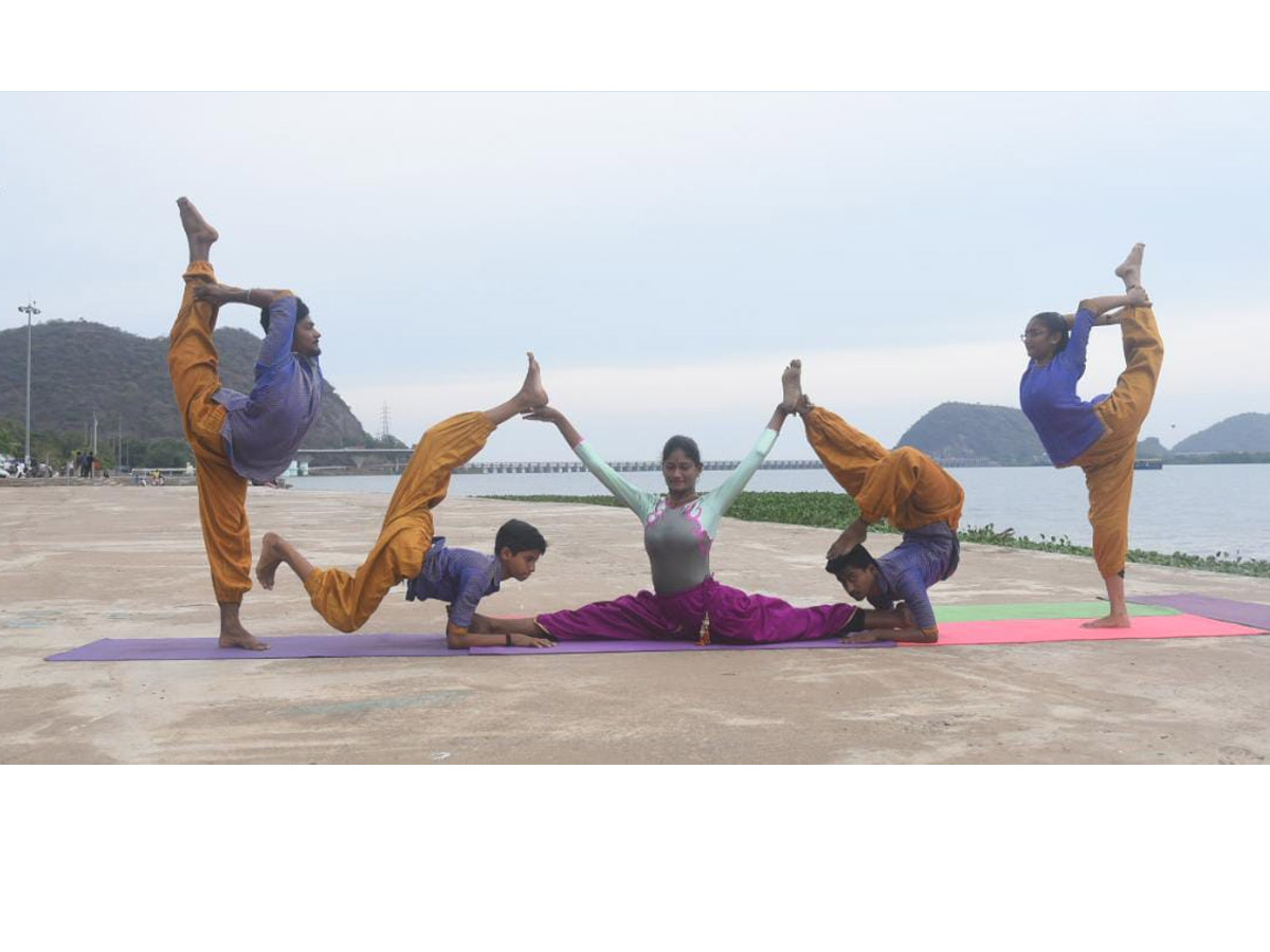 childrens performing yoga asanas at Vijayawada Photo Gallery - Sakshi3