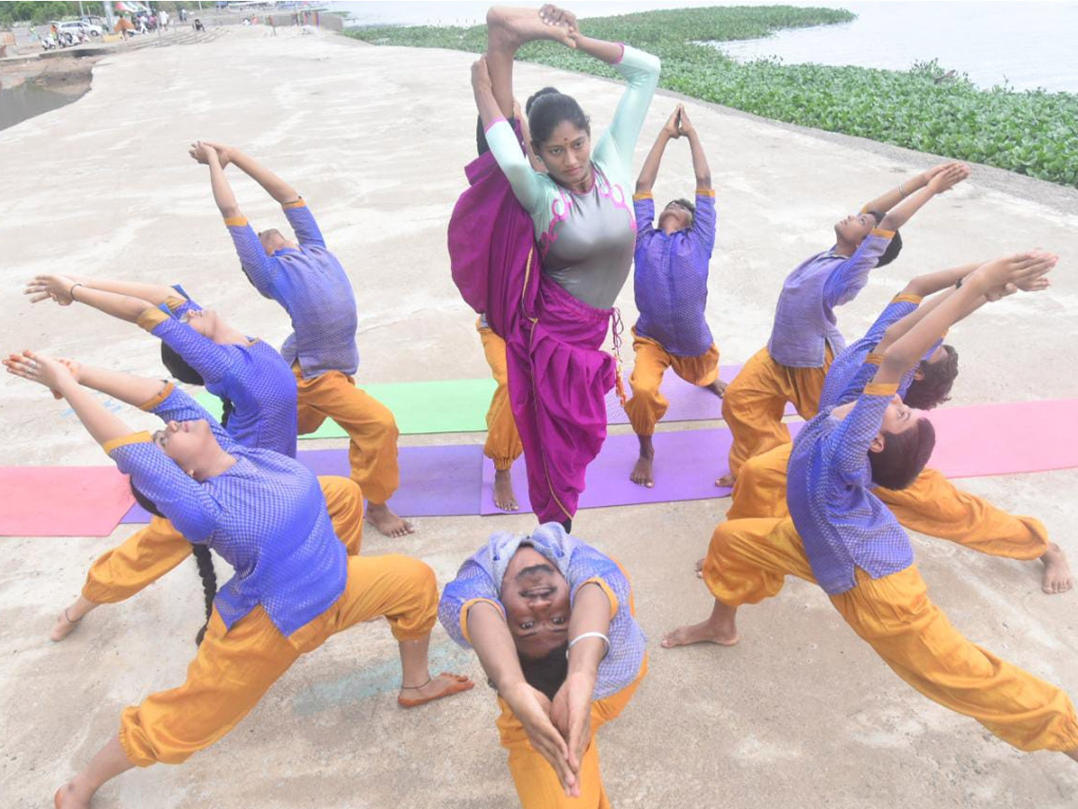 childrens performing yoga asanas at Vijayawada Photo Gallery - Sakshi4