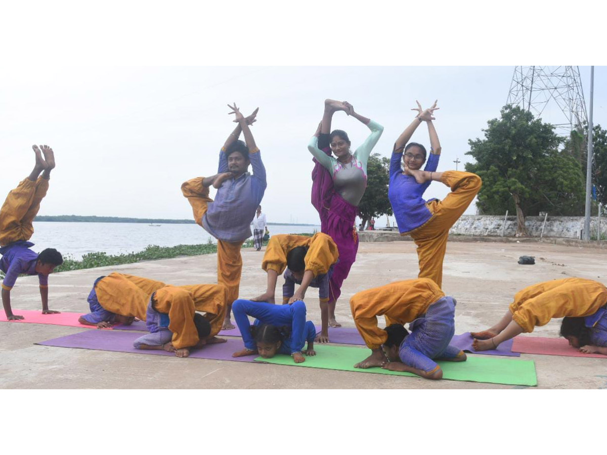 childrens performing yoga asanas at Vijayawada Photo Gallery - Sakshi6