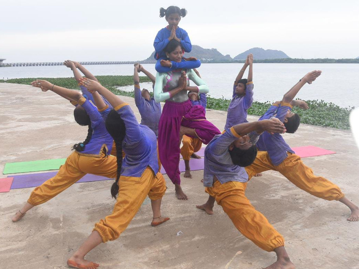 childrens performing yoga asanas at Vijayawada Photo Gallery - Sakshi7