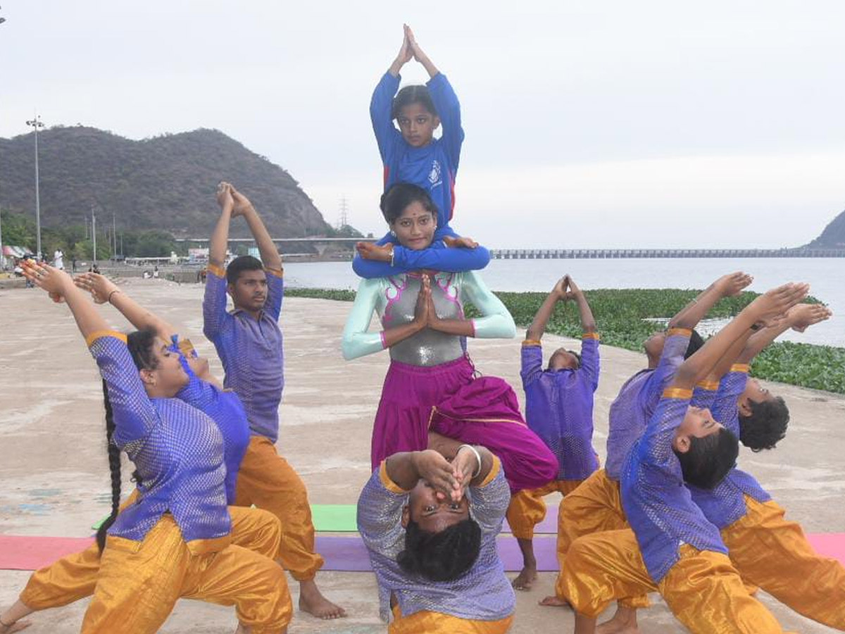 childrens performing yoga asanas at Vijayawada Photo Gallery - Sakshi8