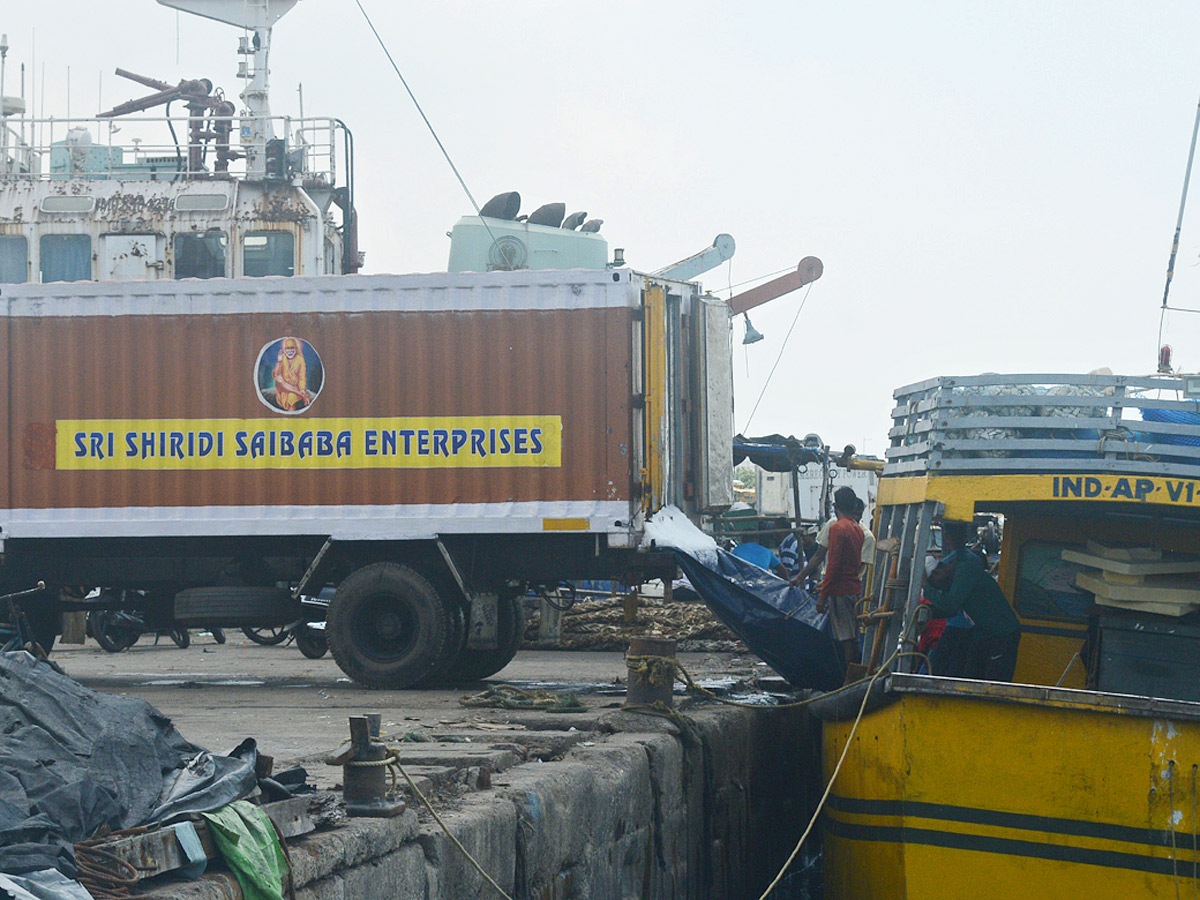 fishermen catch large amount of fishes in Visakhapatnam Photo Gallery - Sakshi7