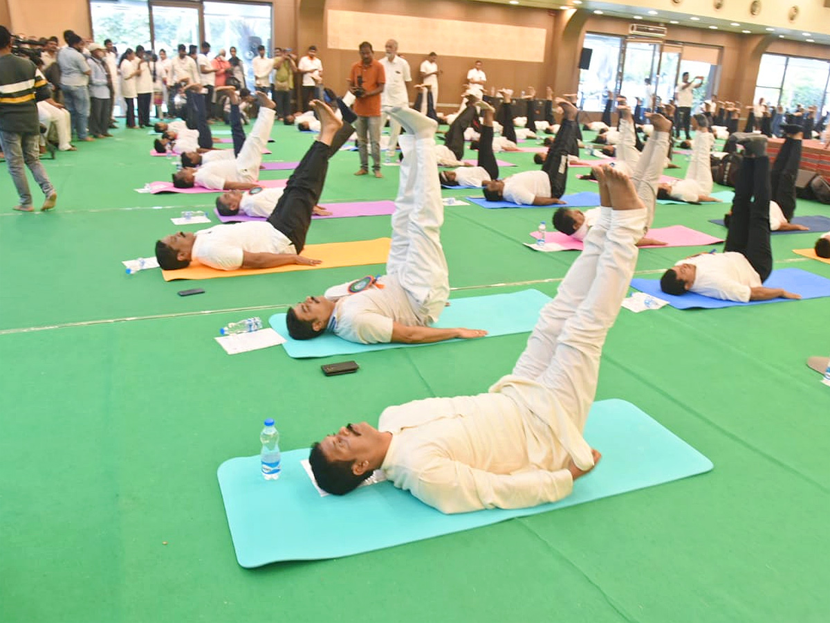 AP minister vidadala rajini participated in International yoga Day 2022 photo Gallery - Sakshi9