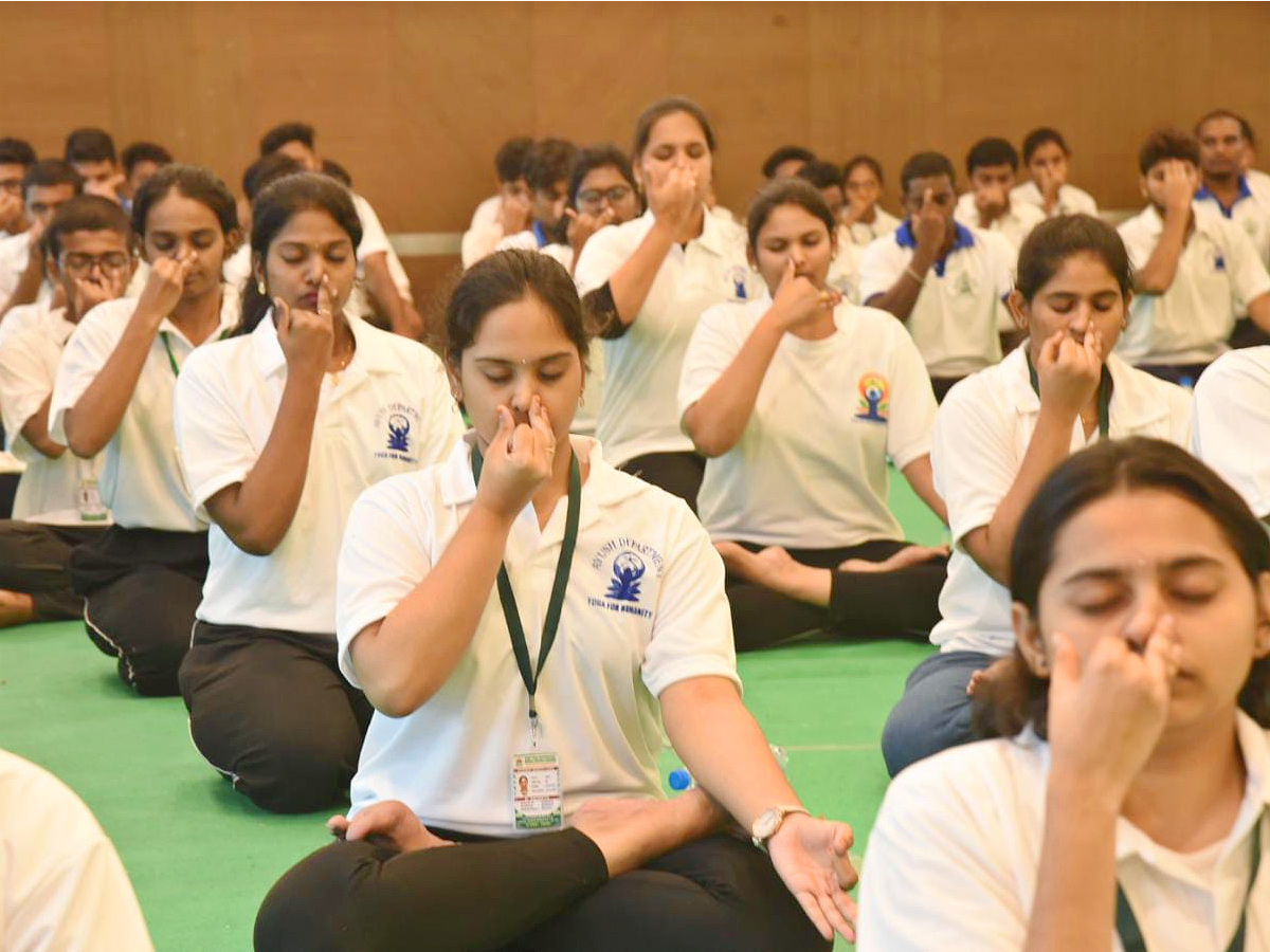 AP minister vidadala rajini participated in International yoga Day 2022 photo Gallery - Sakshi10