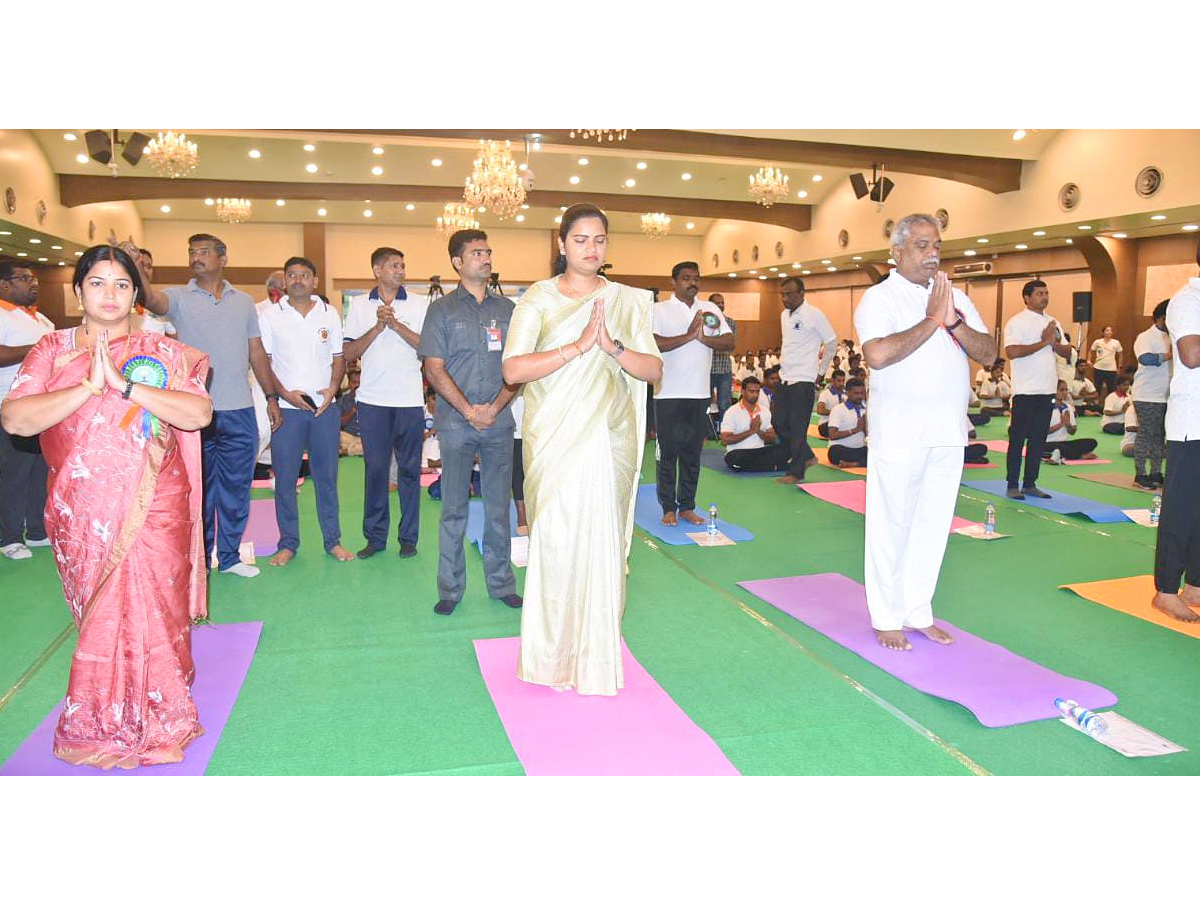 AP minister vidadala rajini participated in International yoga Day 2022 photo Gallery - Sakshi2