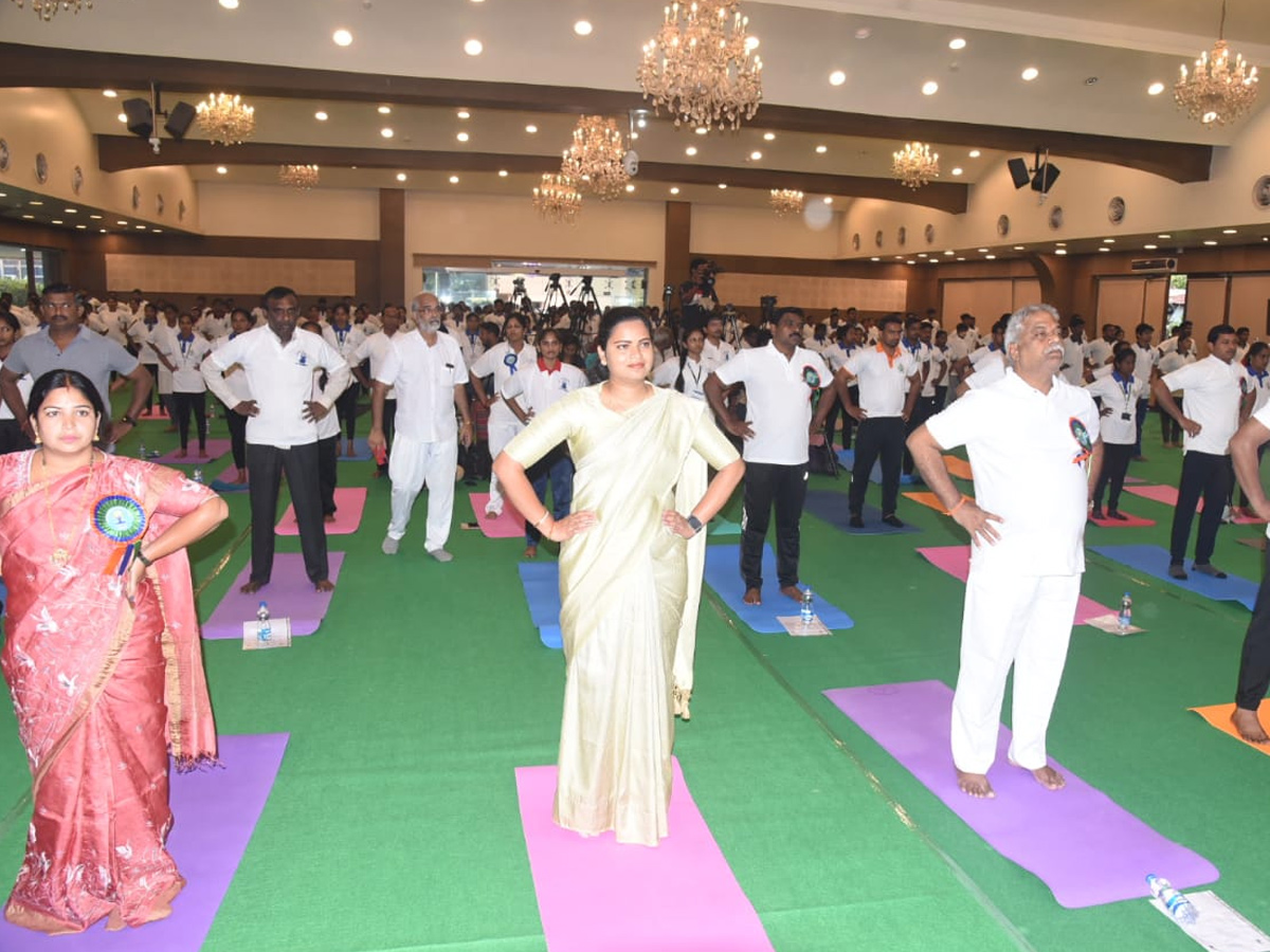 AP minister vidadala rajini participated in International yoga Day 2022 photo Gallery - Sakshi3