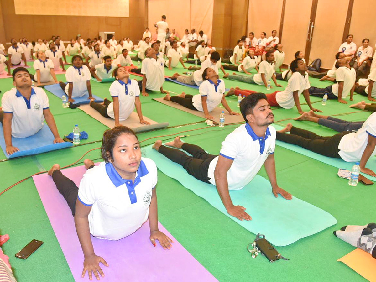 AP minister vidadala rajini participated in International yoga Day 2022 photo Gallery - Sakshi7