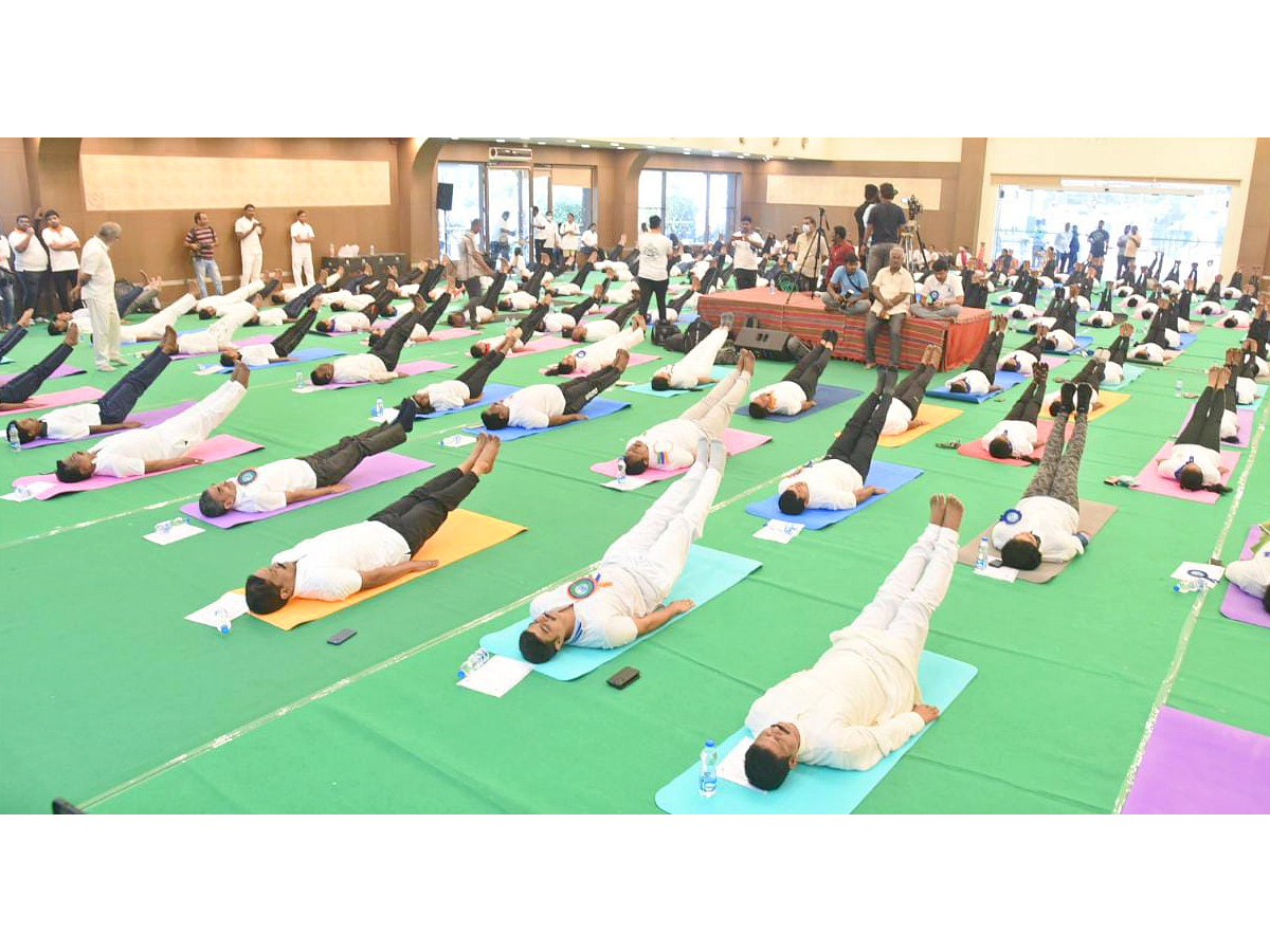 AP minister vidadala rajini participated in International yoga Day 2022 photo Gallery - Sakshi8