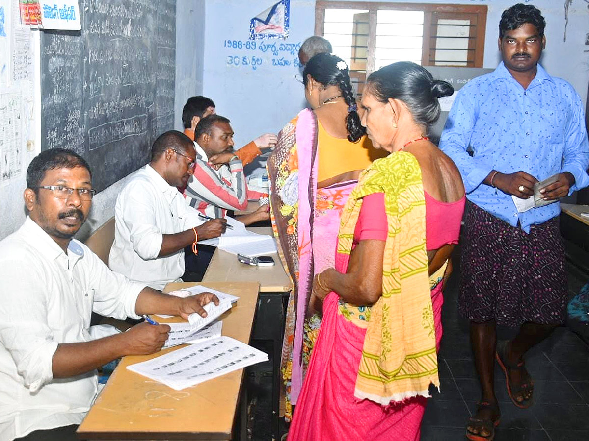 AP Athmakur Bypoll Voters Que Photos - Sakshi19