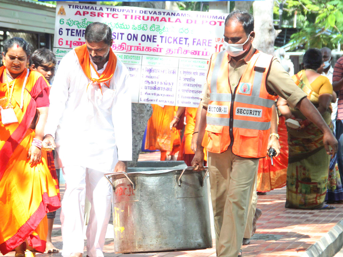 Huge Rush at Tirumala Temple Photos - Sakshi15