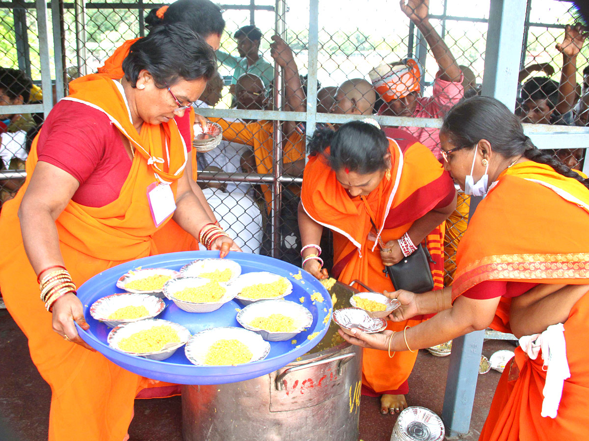 Huge Rush at Tirumala Temple Photos - Sakshi5