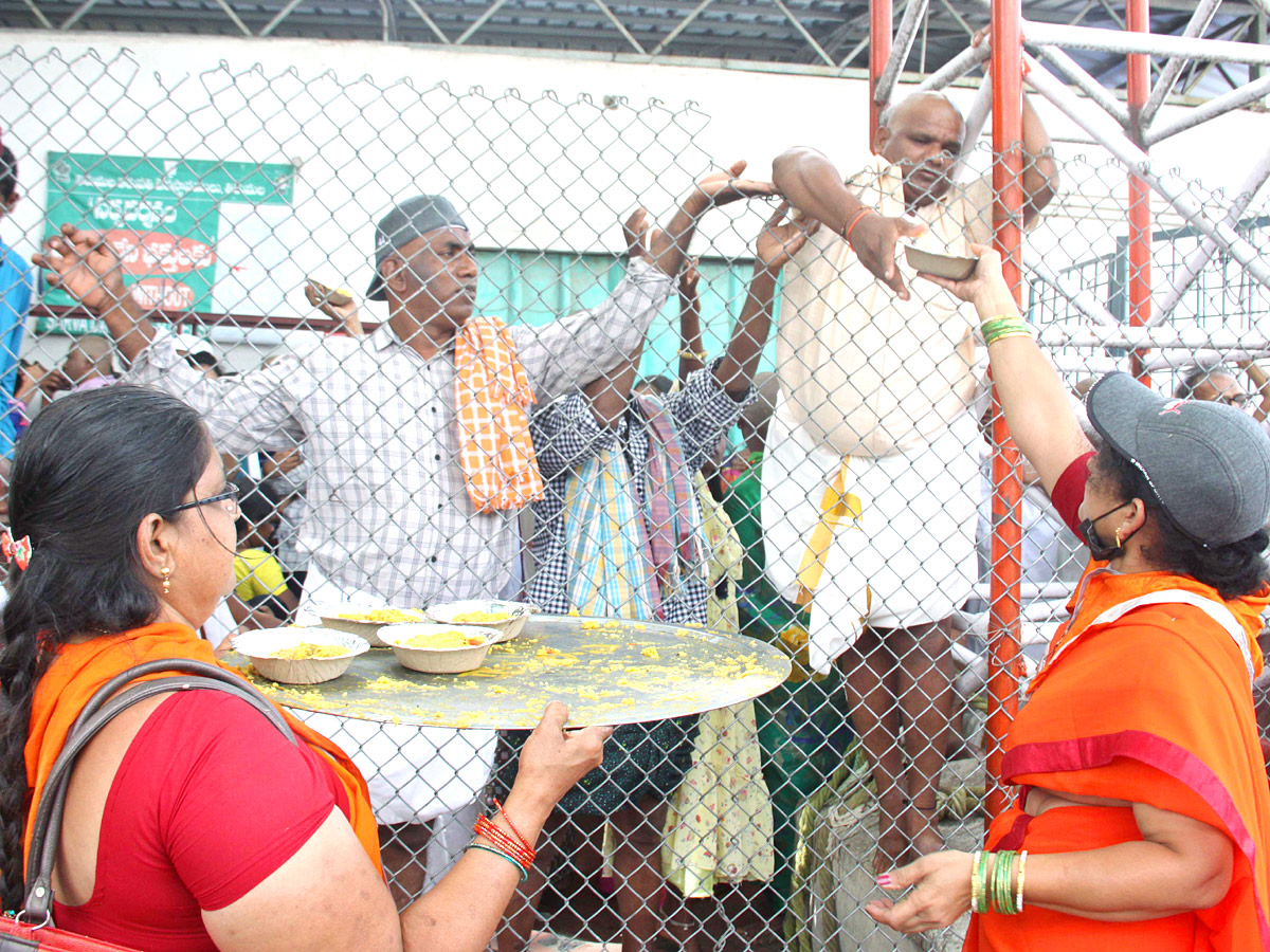 Huge Rush at Tirumala Temple Photos - Sakshi9