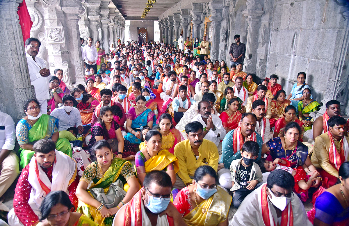 Yadadri witnesses huge rush of devotees on Sunday - Sakshi1