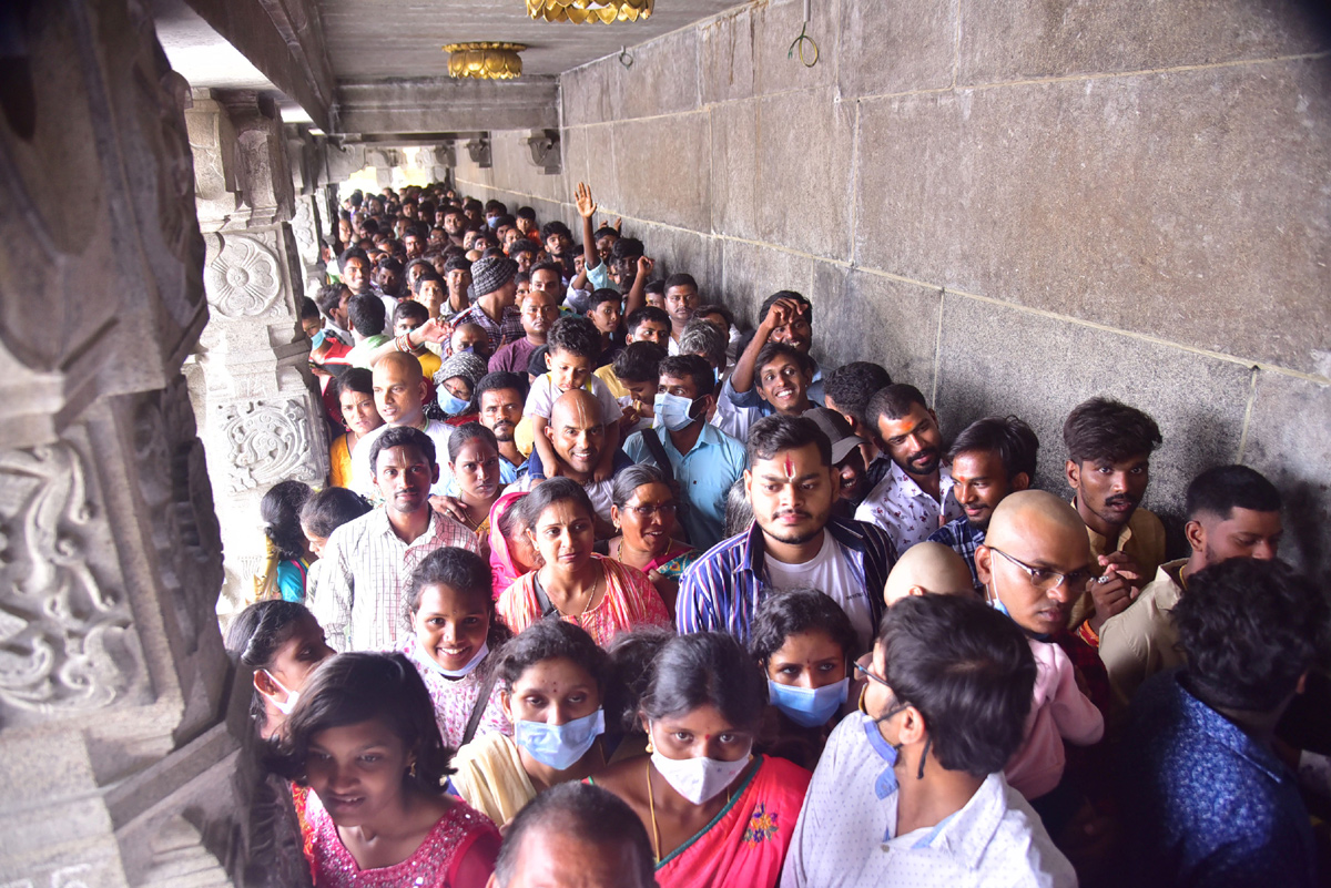 Yadadri witnesses huge rush of devotees on Sunday - Sakshi4