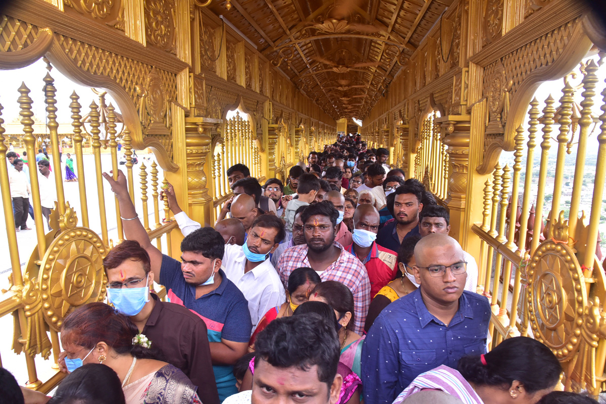 Yadadri witnesses huge rush of devotees on Sunday - Sakshi5