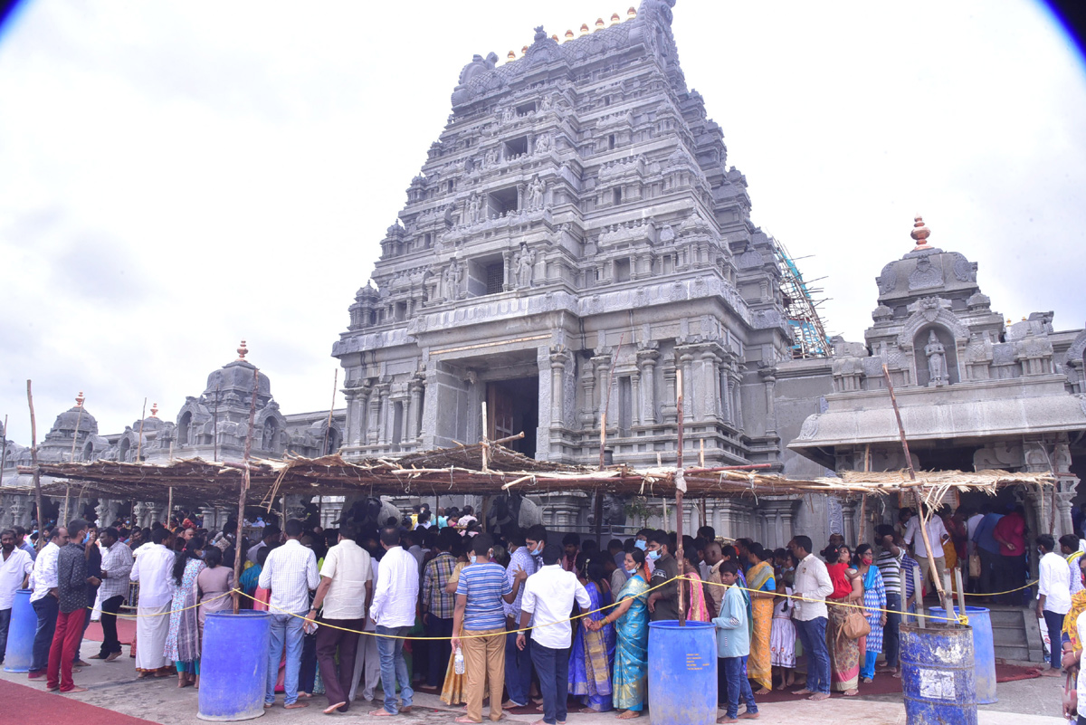 Yadadri witnesses huge rush of devotees on Sunday - Sakshi6