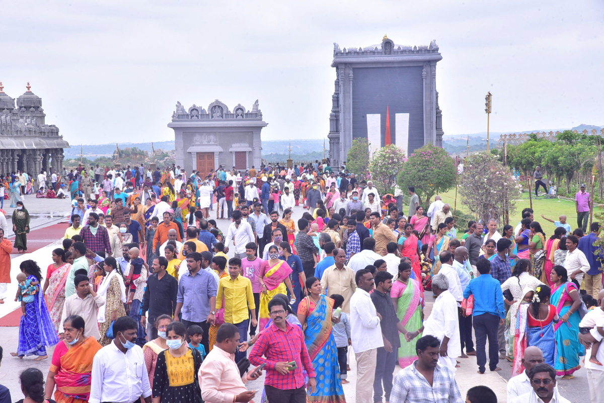 Yadadri witnesses huge rush of devotees on Sunday - Sakshi7