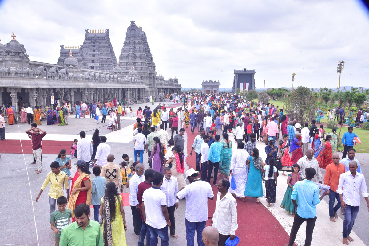 Yadadri witnesses huge rush of devotees on Sunday - Sakshi8