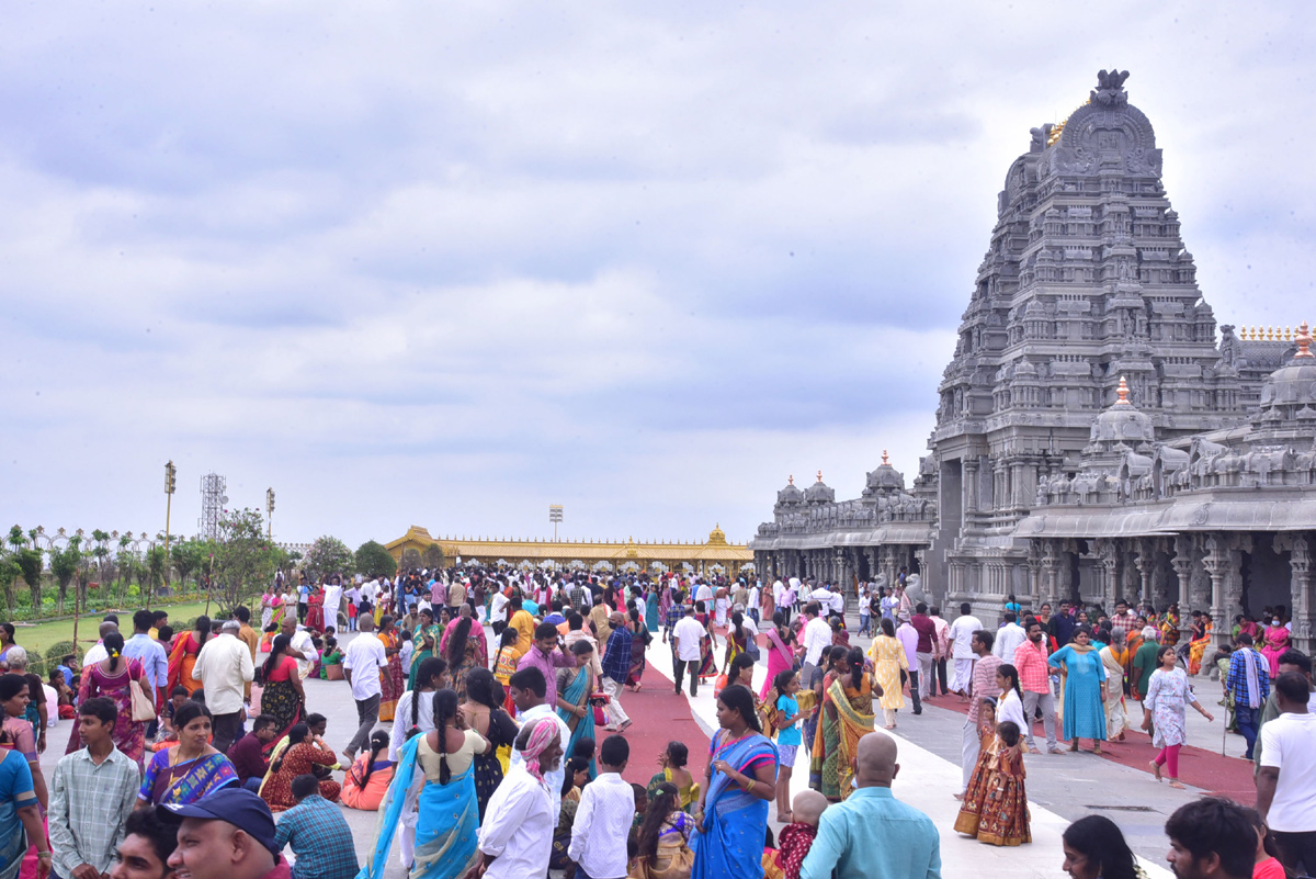 Yadadri witnesses huge rush of devotees on Sunday - Sakshi11