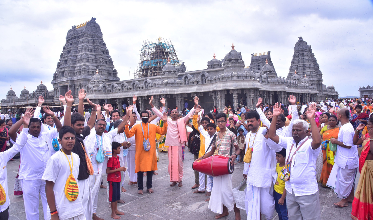 Yadadri witnesses huge rush of devotees on Sunday - Sakshi12