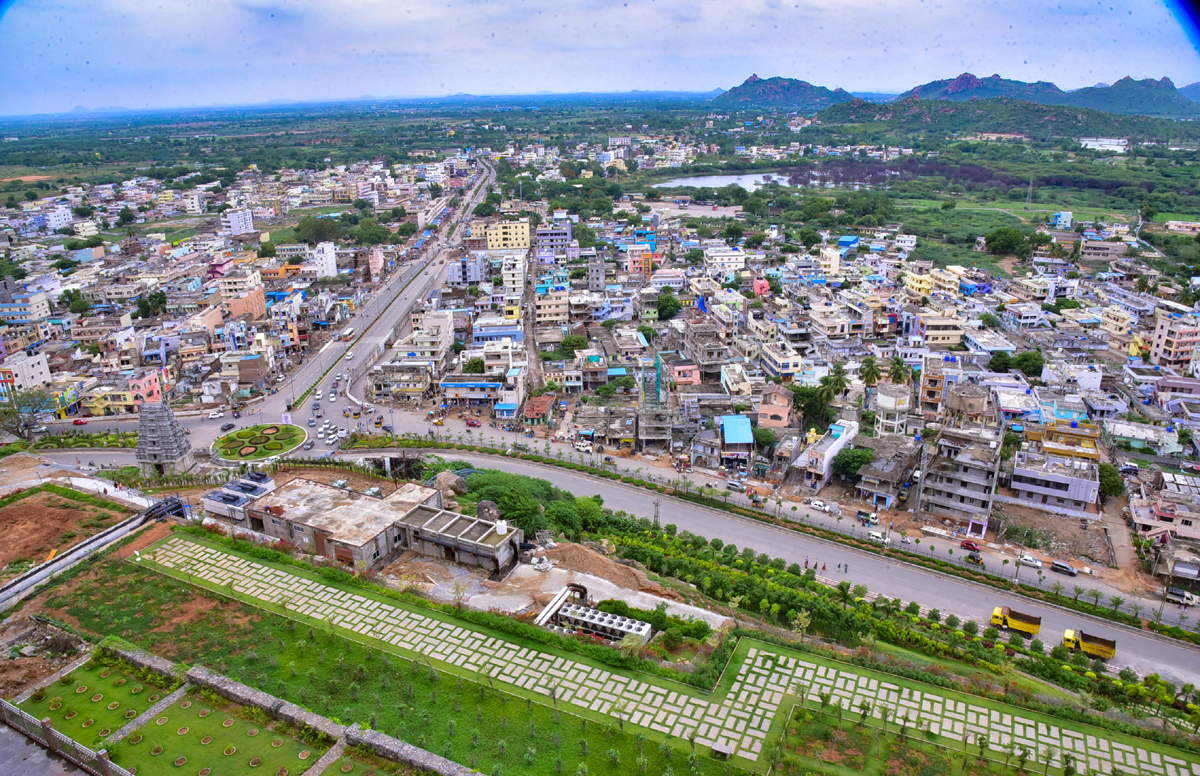 Yadadri witnesses huge rush of devotees on Sunday - Sakshi16