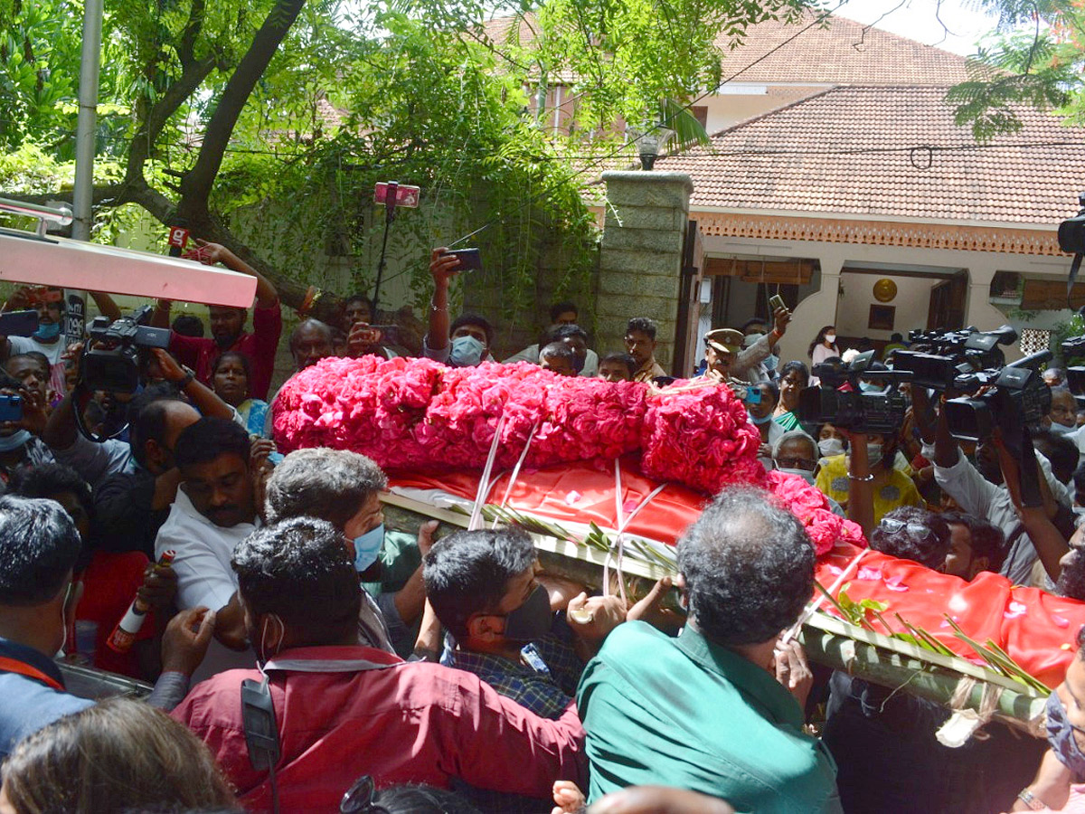 Kollywood Last Respect To Actress Meena Husband Vidyasagar - Sakshi1