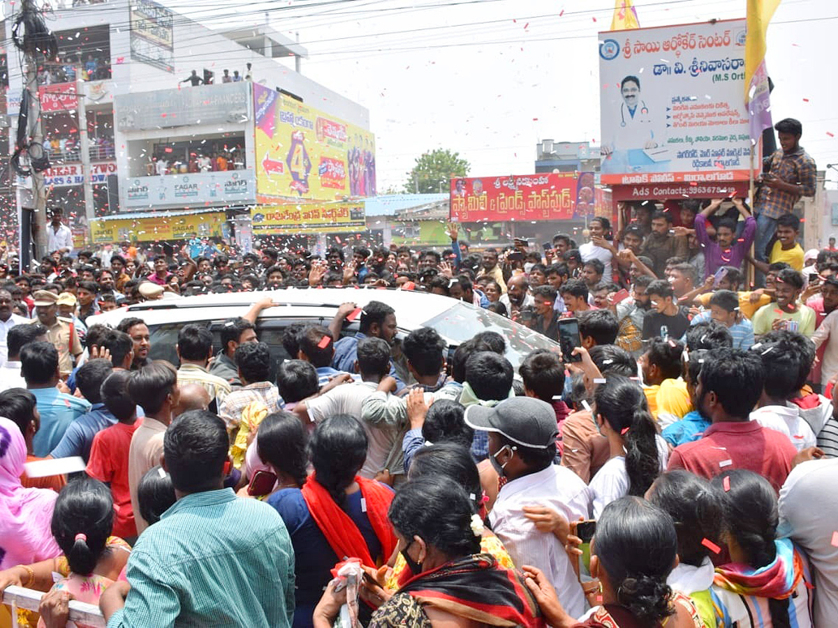 Actress Krithi Shetty Opens Shopping Mall In Nalgonda Photo Gallery - Sakshi3