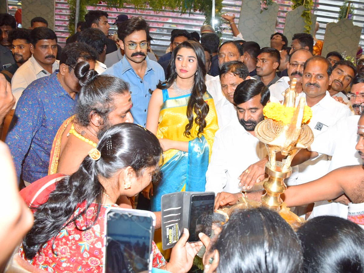 Actress Krithi Shetty Opens Shopping Mall In Nalgonda Photo Gallery - Sakshi4