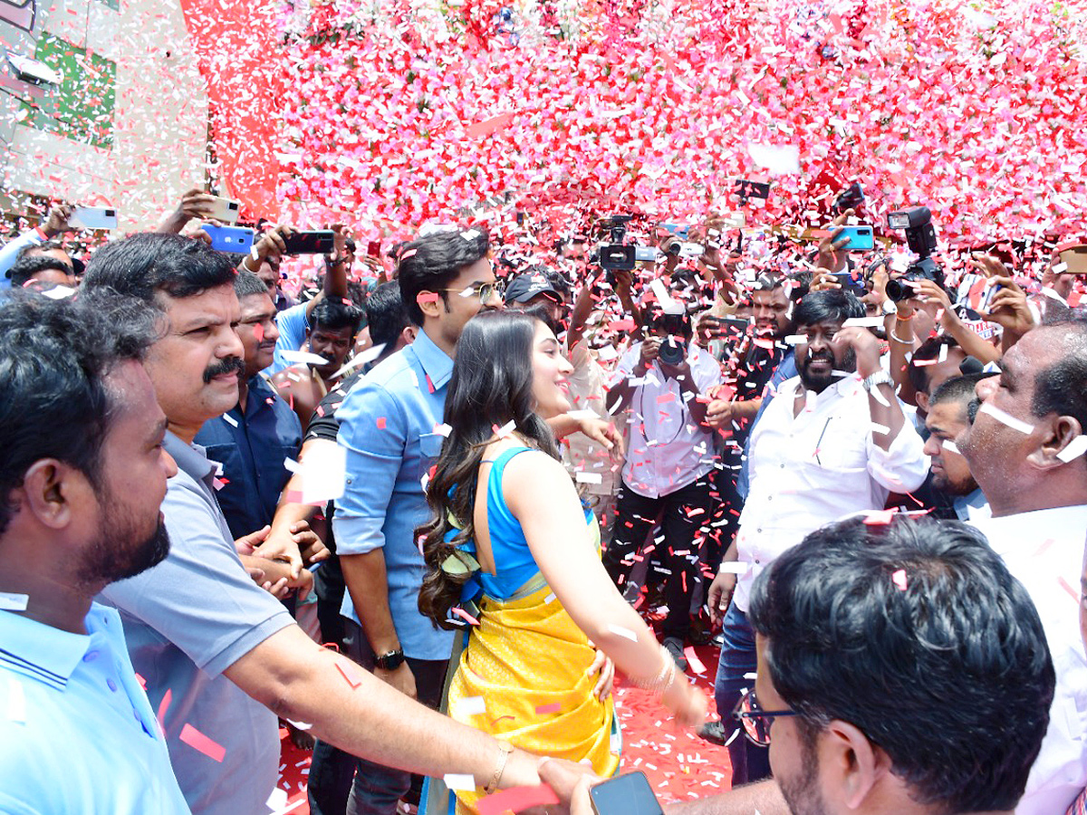 Actress Krithi Shetty Opens Shopping Mall In Nalgonda Photo Gallery - Sakshi1