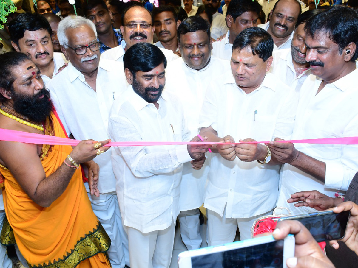 Actress Krithi Shetty Opens Shopping Mall In Nalgonda Photo Gallery - Sakshi2