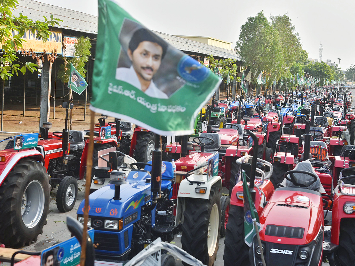 CM YS Jagan to Launch YSR Yantra Seva Scheme PHoto Gallery - Sakshi15